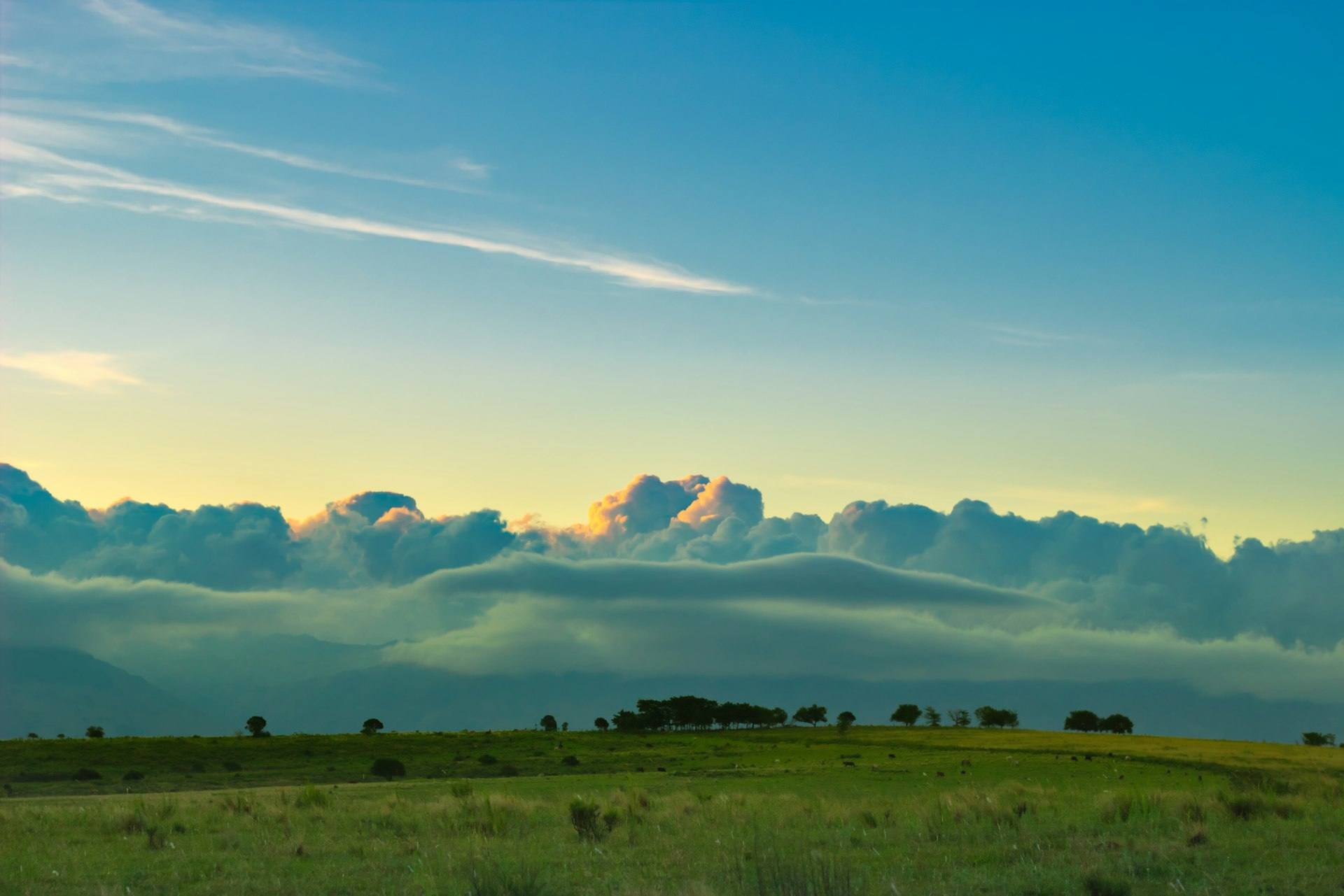 Atardecer sobre un campo abierto con nubes en Córdoba