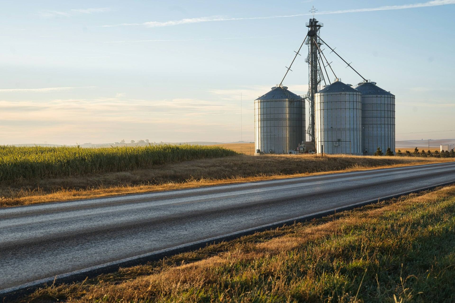 Silos junto a una ruta rural