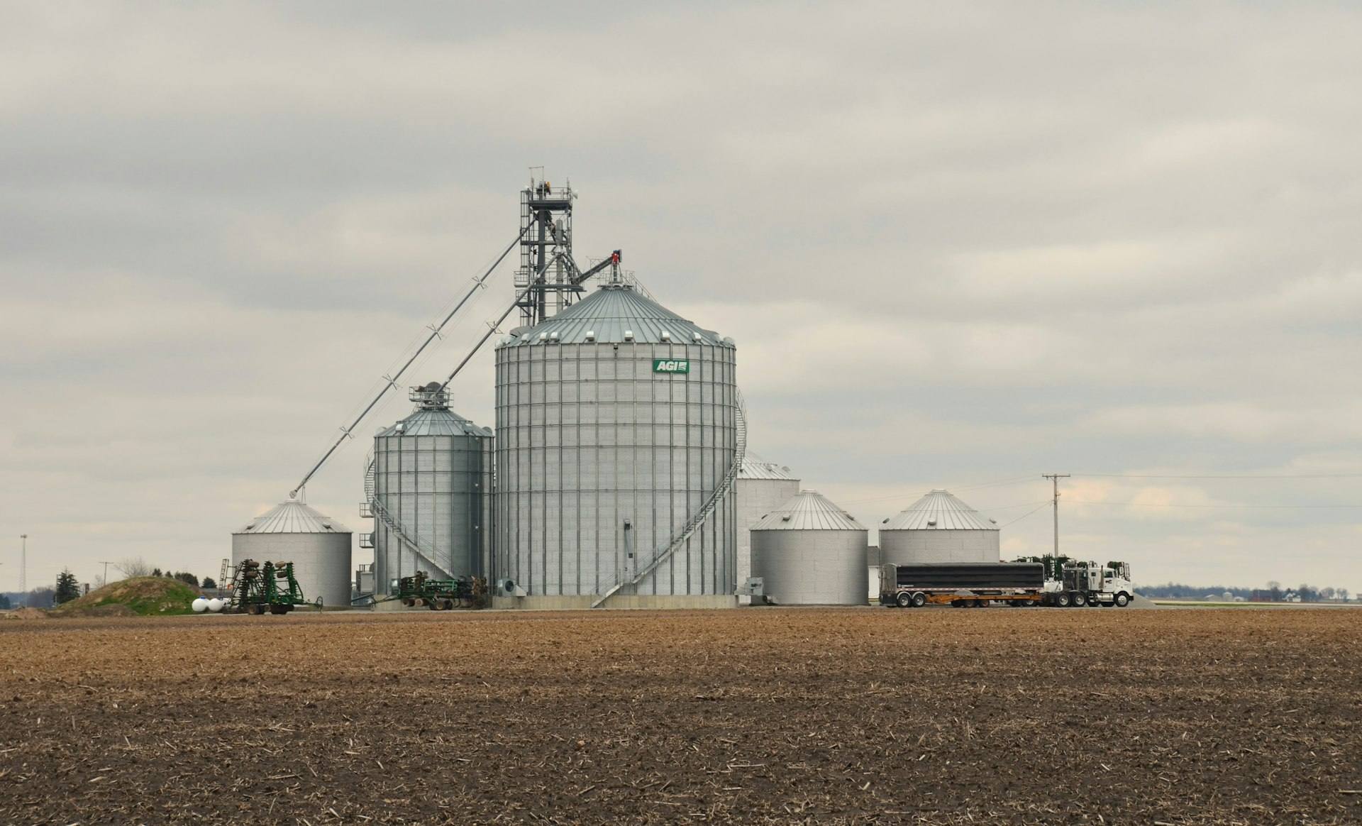 Planta de silos con camiones en una zona rural