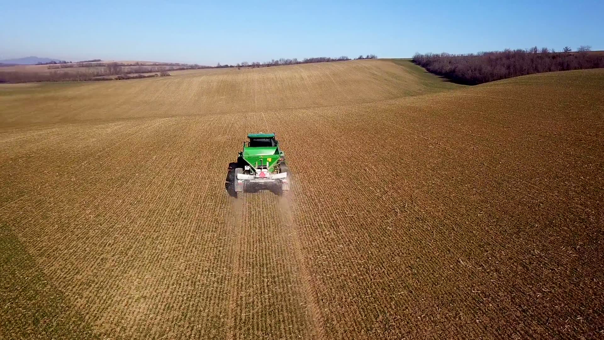 Maquinaria agrícola trabajando en un lote