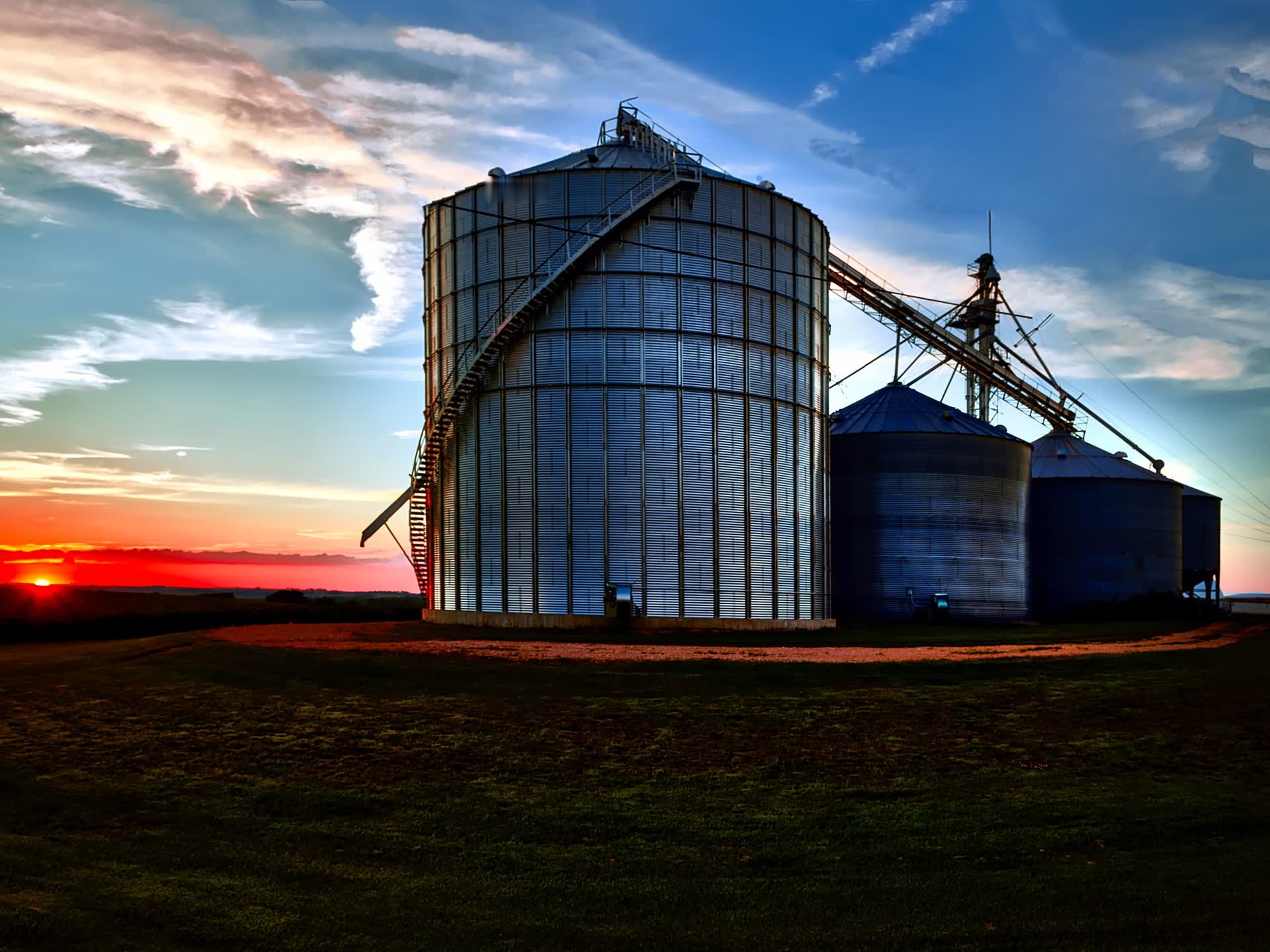 Silos de acopio al atardecer